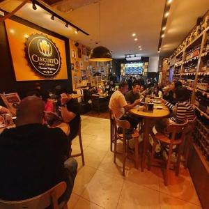 een groep mensen aan een tafel in een restaurant bij Casa em São Lourenço-MG in São Lourenço