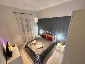 um quarto com uma cama com dois bichos de peluche em B8 Apartment em Bari