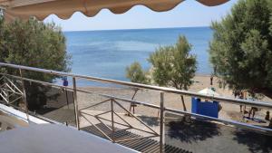 balcón con vistas a la playa en Lesvos Tavari bay en Tavari