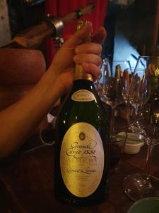una persona abriendo una botella de vino en una mesa en Isu Art Retreat 이수 아트 리트릿, en Seúl