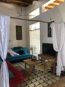 a living room with a couch and a table at Casa de la tierra in Santa Marta