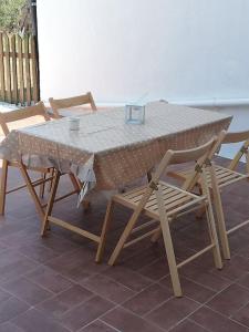 una mesa y sillas en un patio en casale nonna Elisa relax tra ulivi, en San Vito Chietino