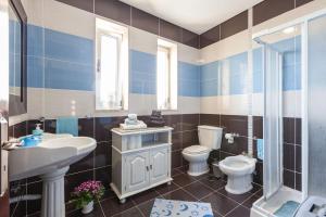 a bathroom with a sink and a toilet and a sink at Casa das Gazânias in Cabeceiras de Basto +12 photos