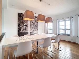 a dining room with a white table and white chairs at Fietsloft - Bicycle loft in Oudenaarde