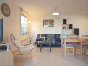 ein Wohnzimmer mit einem Tisch und einem Sofa in der Unterkunft Appartement Mèze, 3 pièces, 4 personnes - FR-1-604-35 in Mèze
