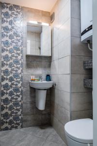 een badkamer met een wastafel en een toilet bij Cosy 1BD Flat with a Lovely Balcony in Sofia