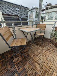 un tavolo e sedie seduti su un balcone di Gemütliche Zimmer im Herzen der Stadt EM-APARTMENTS DEUTSCHLAND a Bielefeld