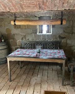un banc en bois assis dans une pièce avec une fenêtre dans l'établissement Roubenka Doubravice, à Hrubá Skála