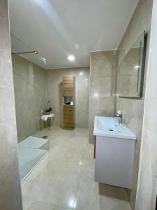 ein Badezimmer mit einem weißen Waschbecken und einer Theke in der Unterkunft Villa Darina in Portorož