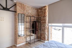 A bed or beds in a room at Apartamentos BocairentHomes, en pleno centro de Bocairent, con pequeña piscina y parking privado