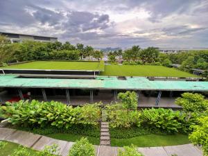 una vista aérea de un edificio con pista de tenis en Maison life 2 小居屋 The Loft Imago en Kota Kinabalu