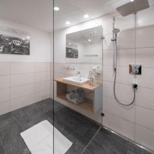 un baño con lavabo y ducha en Appartement Ferienhof Ortnergut, en Eben im Pongau
