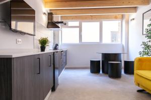 A kitchen or kitchenette at Apartamentos BocairentHomes, en pleno centro de Bocairent, con pequeña piscina y parking privado
