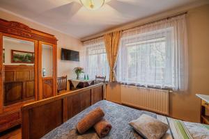 1 dormitorio con cama y ventana en Villa Nawrot, en Zakopane