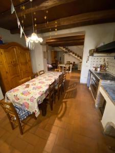 Кухня или мини-кухня в Rubbiano House
