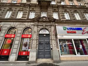 un edificio con una puerta azul en una calle en Exclusive Central Home with Sauna next to the New York Café, en Budapest