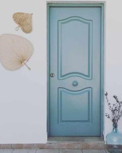 una puerta azul con un paraguas en la pared en Mi pequeño rincón, en Los Caños de Meca