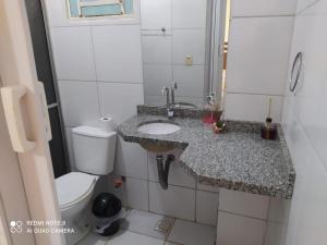 uma casa de banho com um lavatório e um WC em Pousada Flor da Chapada em Chapada dos Guimarães