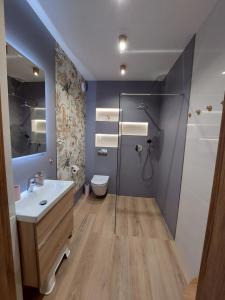 Kúpeľňa v ubytovaní Apartament Pod Papugami 2 Karpatia Resort + 17 fotografií
