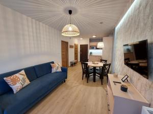 Telewizja i/lub zestaw kina domowego w obiekcie Apartament Pod Papugami 2 Karpatia Resort