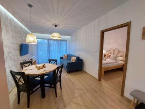 Łóżko lub łóżka w pokoju w obiekcie Apartament Pod Papugami 2 Karpatia Resort