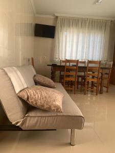 salon z kanapą i jadalnią w obiekcie Apartamentos M° Esther w mieście A Lanzada +5 zdjęć