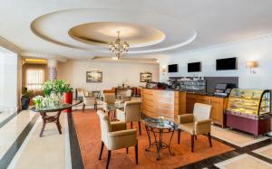 فندق موڤنبيك الدوحة في الدوحة: لوبي فندق فيه طاولات وكراسي