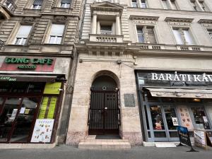 - un bâtiment dans une rue de la ville avec quelques boutiques dans l'établissement Exclusive New York Residence in the Heart of Budapest, à Budapest