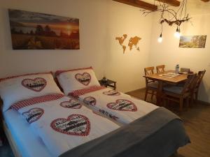 een slaapkamer met een bed met harten erop bij Studio chez un vigneron au village au 2ème étage sans ascenseur in Villeneuve