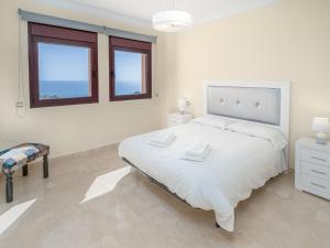 マニルバにある2086-Amazing penthouse 2 terraces sea viewの白いベッドルーム(大型ベッド1台、窓2つ付)