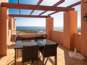 マニルバにある2086-Amazing penthouse 2 terraces sea viewの海を望むバルコニー(テーブル、椅子付)