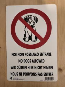 a sign that says no dogs allowed on a door at La villetta d' angolo in Migliarino