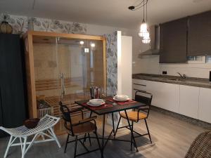 kuchnia ze stołem i krzesłami w pokoju w obiekcie Apartamento Sierra Lof Paraiso w mieście Ubrique