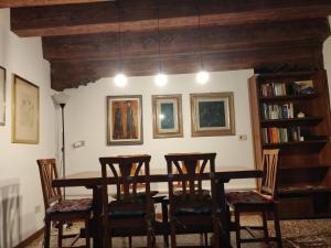ein Esszimmer mit einem Tisch und 4 Stühlen in der Unterkunft Casanova Relais in Venedig
