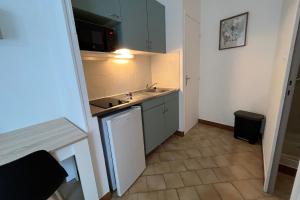 Kuchyňa alebo kuchynka v ubytovaní Apartment in Rochefort