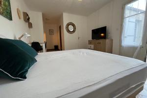 Posteľ alebo postele v izbe v ubytovaní Apartment in Rochefort