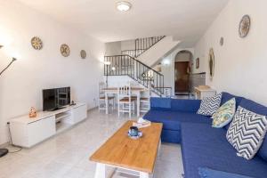 salon z niebieską kanapą i stołem w obiekcie Tropicana Townhouse, 2 bedroom w mieście Nerja
