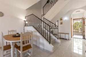 jadalnia ze stołem i schodami w obiekcie Tropicana Townhouse, 2 bedroom w mieście Nerja