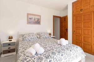 Łóżko lub łóżka w pokoju w obiekcie Tropicana Townhouse, 2 bedroom