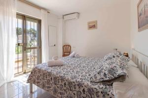 sypialnia z łóżkiem z kocem i oknem w obiekcie Tropicana Townhouse, 2 bedroom w mieście Nerja +12 zdjęć