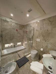 帕爾馬的住宿－Luxury 2 al duomo di parma，带淋浴、盥洗盆和卫生间的浴室