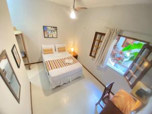 a small bedroom with a bed and a window at Pousada Munguba in Jericoacoara