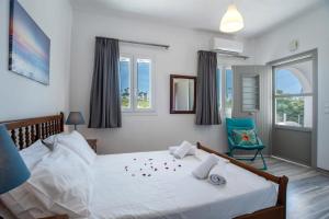 Postel nebo postele na pokoji v ubytování 3bedroom Cycladic home Casa Klea in Drios Paros