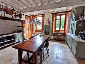 LA VIE EST BELLE : مطبخ كبير مع طاولة خشبية فيه