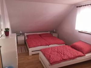 Ένα ή περισσότερα κρεβάτια σε δωμάτιο στο Chalupa ve Sněžném +21 φωτογραφίες