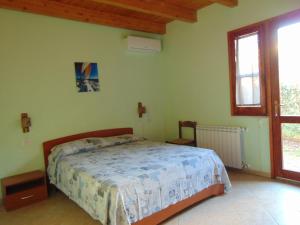 1 dormitorio con 1 cama en una habitación en La Contea en SantʼAnna Arresi