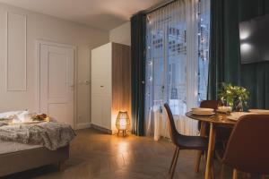 Posteľ alebo postele v izbe v ubytovaní Atrium - Old Town Luxury Apartments - by Upstairs