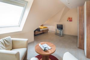 a living room with a couch and a table at Michels Haus Kleine Auszeit in Norderney