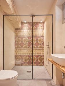 e bagno con doccia, servizi igienici e lavandino. di Villa Rocce Bianche a Favignana