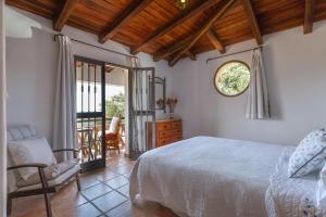 Postel nebo postele na pokoji v ubytování Los Algarrobos Gaucin + 24 fotografií